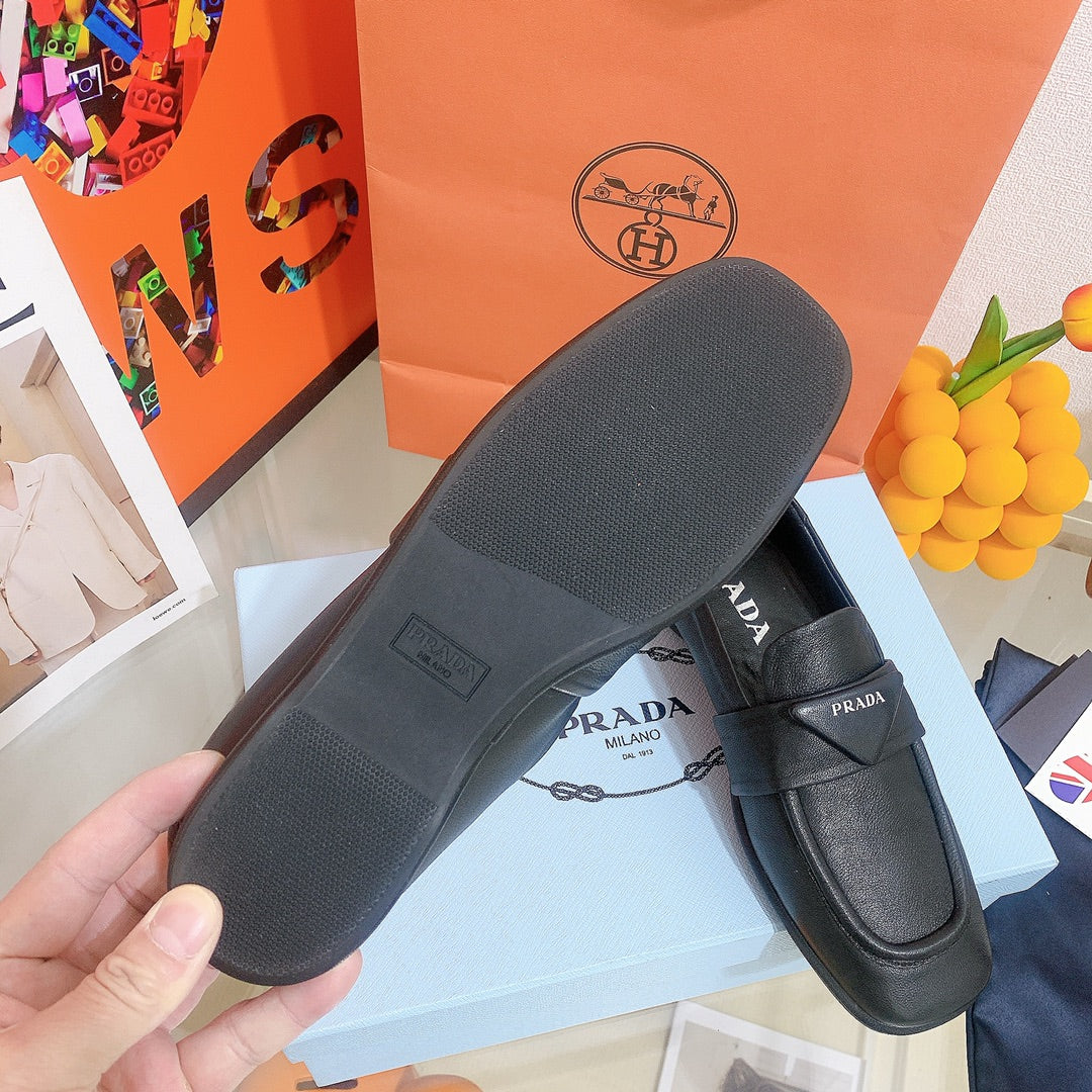 Обувь Prada - удобные лоферы Prada из мягкой кожи - черные