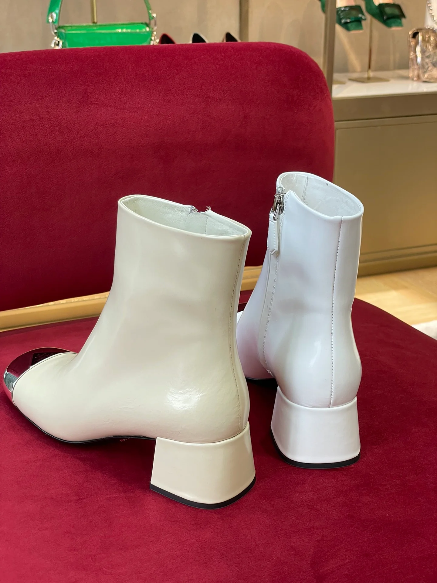 Новинка сезона осень/зима 2022 от Prada - Металлизированные ботильоны с круглым носком - 1