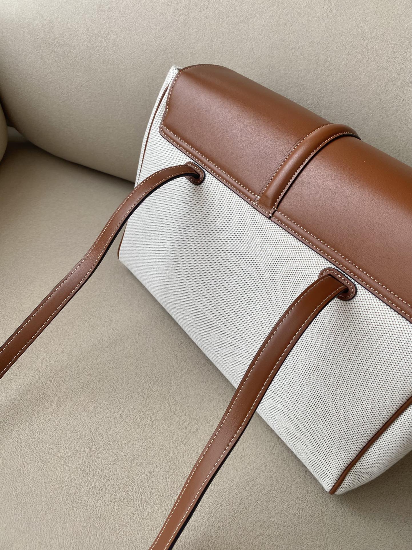 Сумка Celine Soft 16 Medium из канваса и кожи.