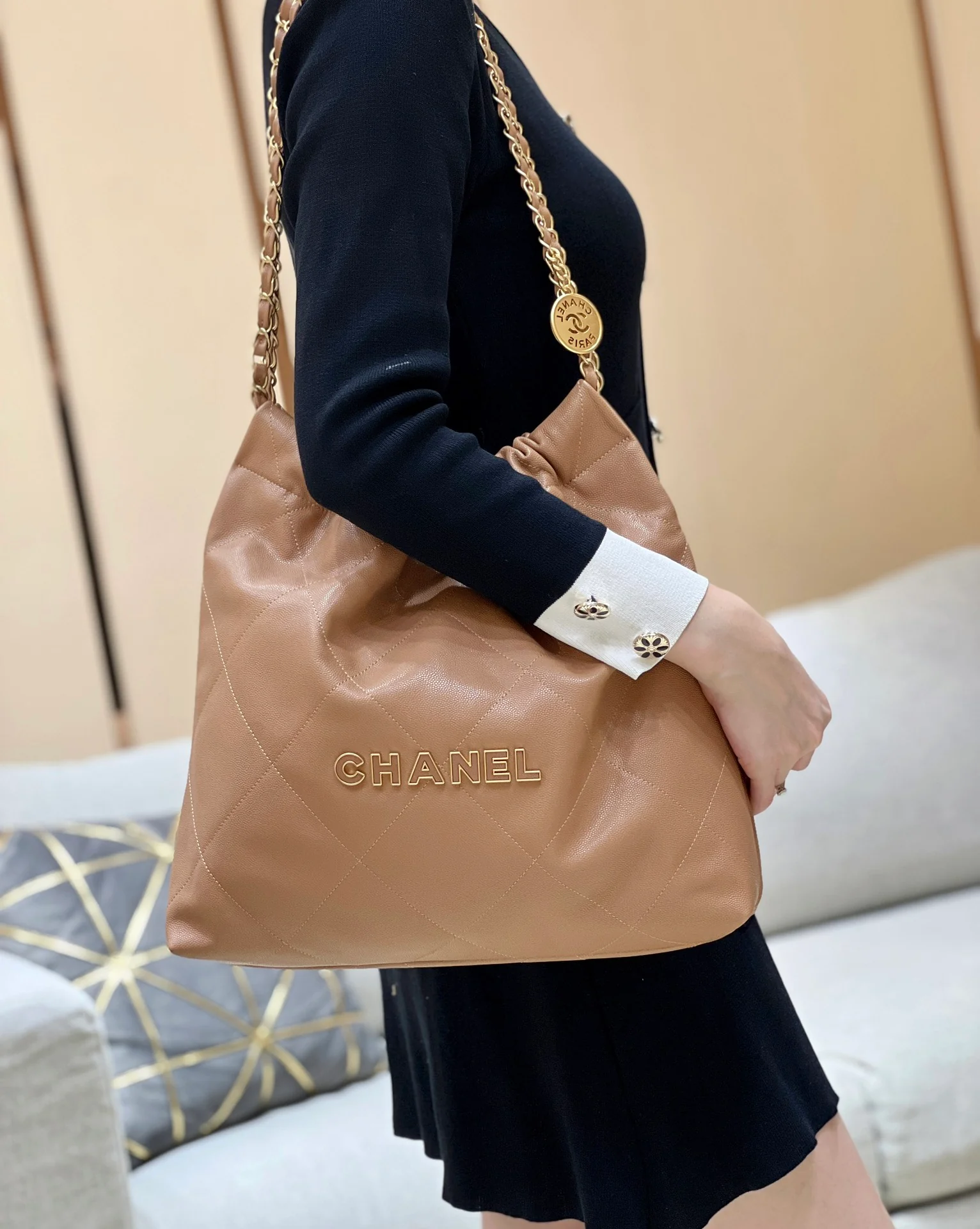 Chanel - Коричневая кожаная сумка длиной 22 дюйма с текстурой в виде шариков (в стиле мусорного мешка).