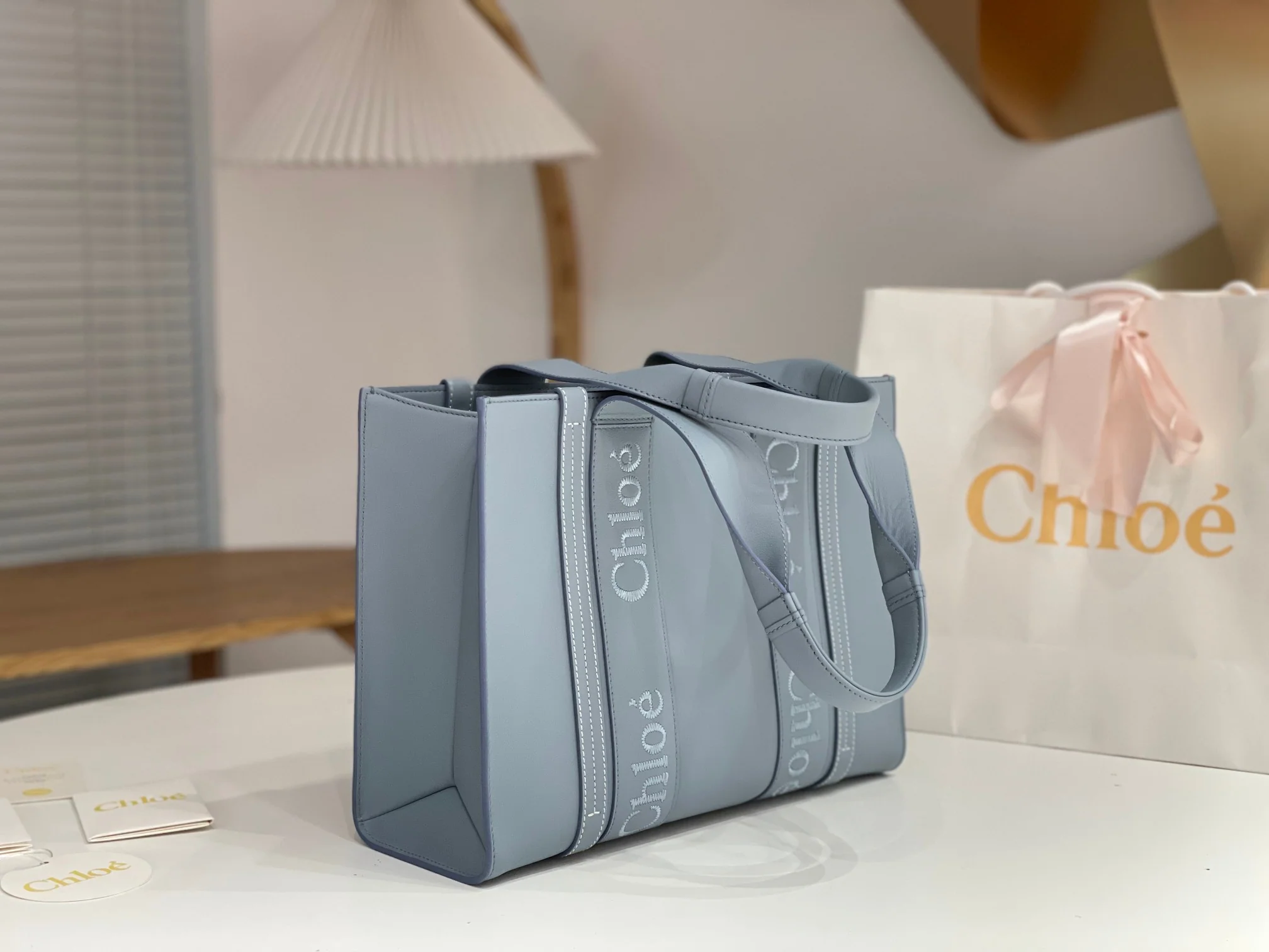 Сумка-тоут Chloe Woody - Натуральная кожа, пыльно-голубой - Средний размер