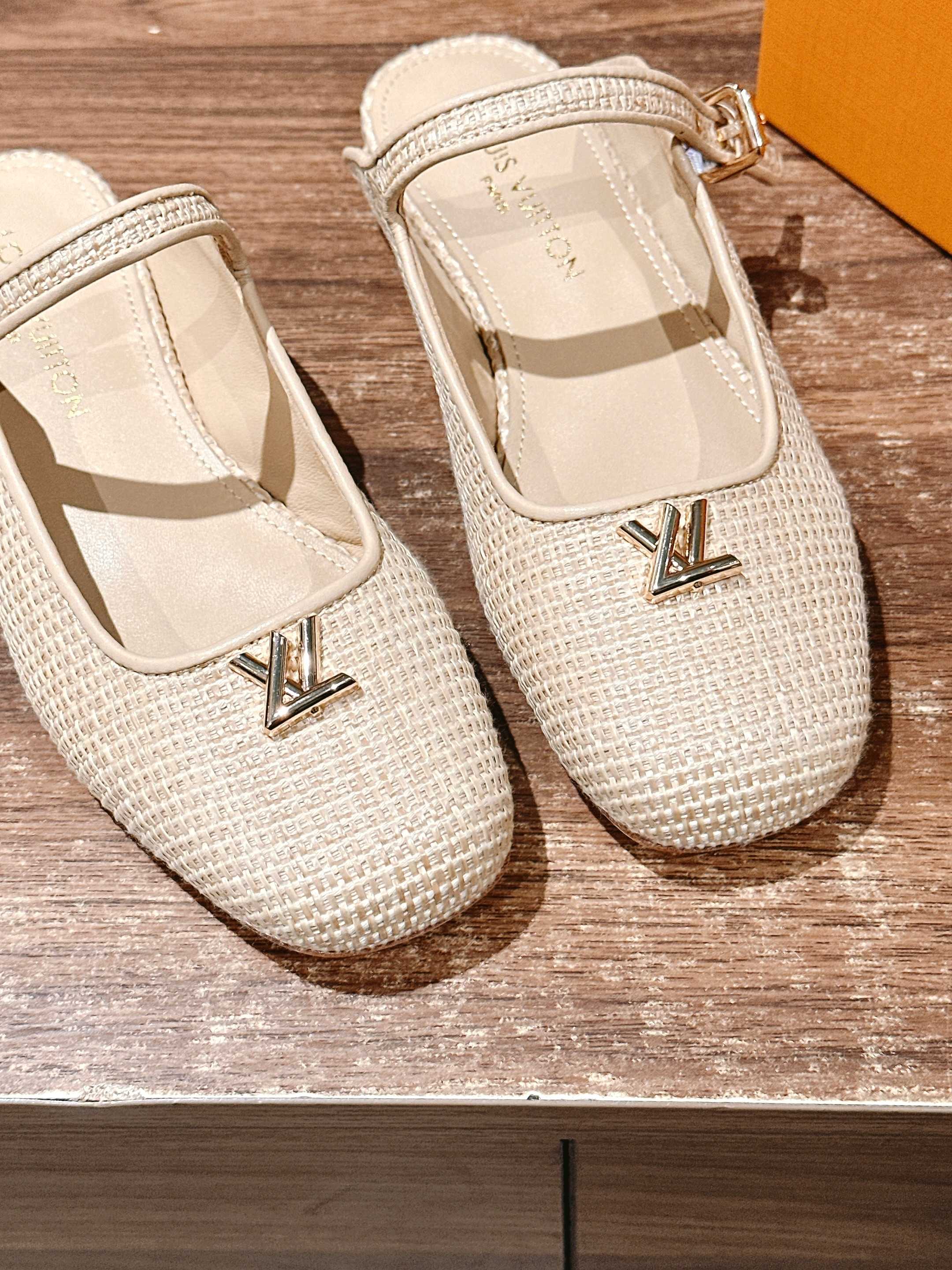 LV - Закрытые домашние тапочки - Бежевые