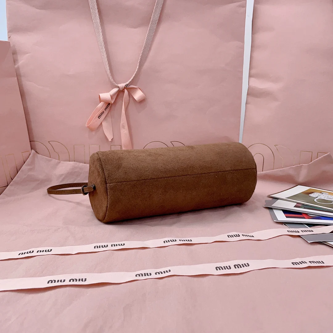 Сумка Miu Miu 5ne851, маленькая цилиндрическая, замшевая, темно-коричневая.