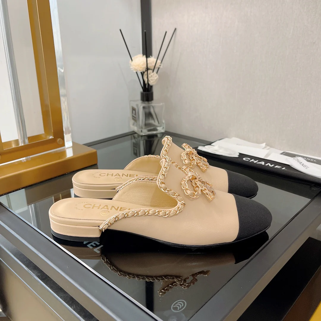 Кожаные мюли Chanel с цепочкой и бантом.