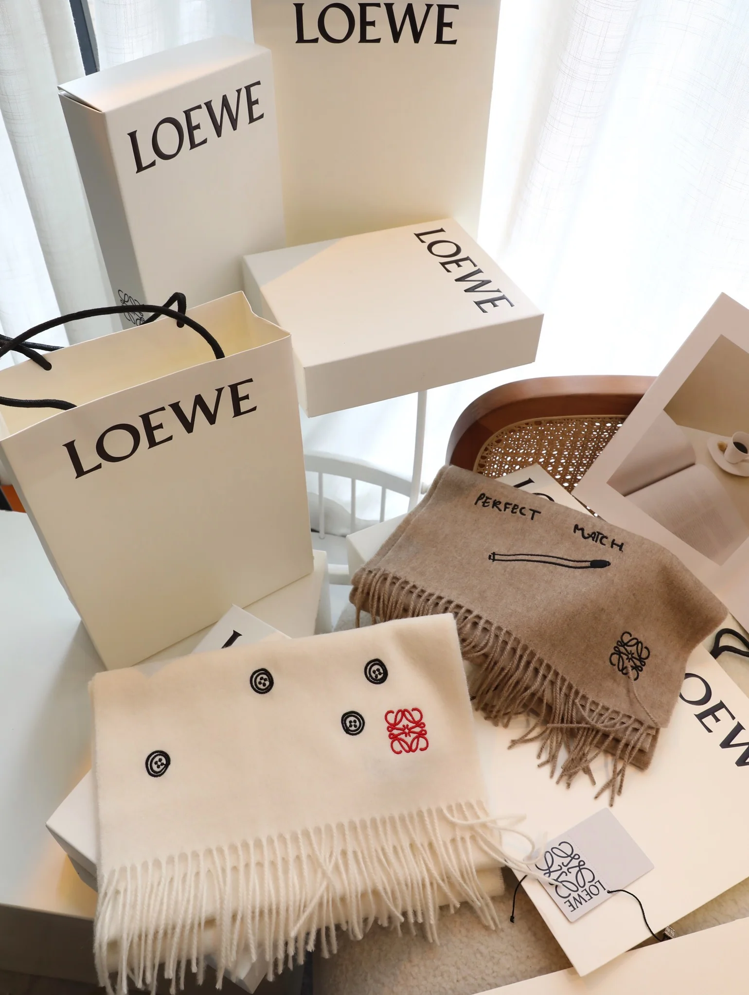 Lolwei - Шарф с вышитой анаграммой на пуговицах - 100 г - овечья шерсть - 35 - 180 см