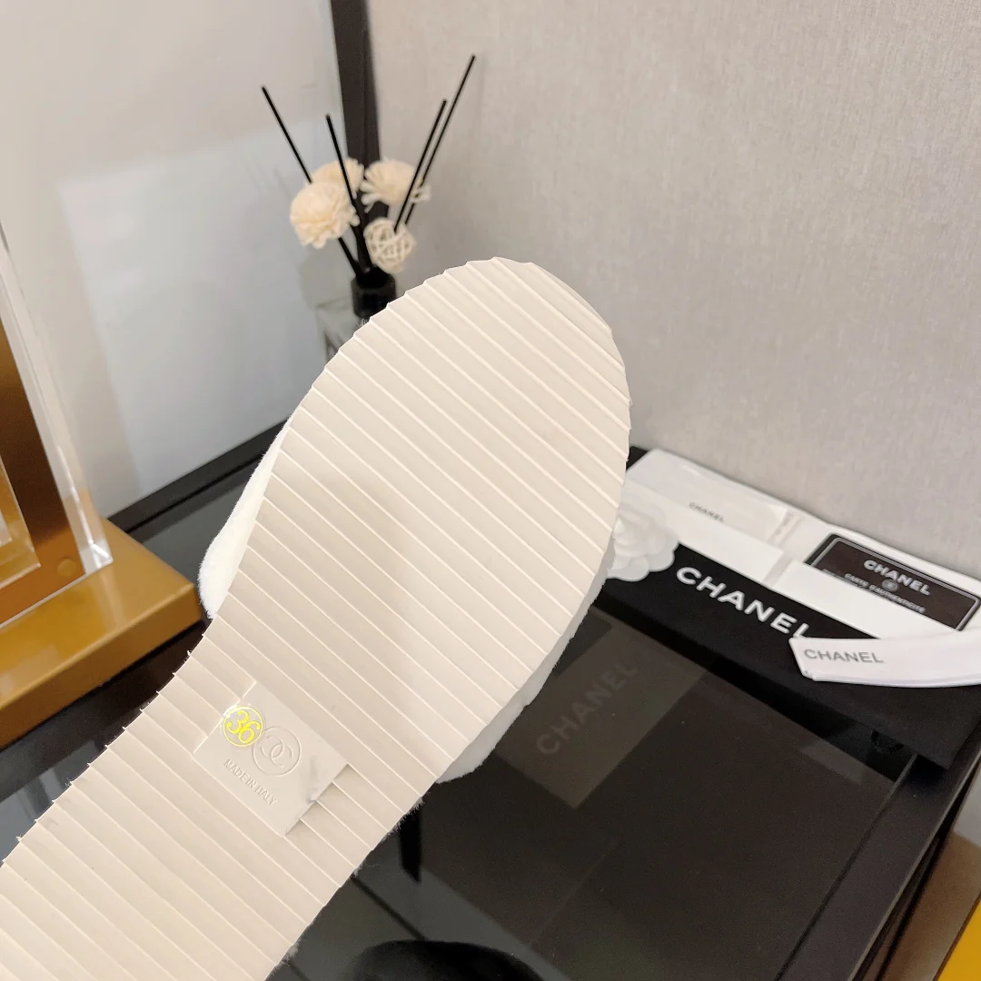 Коллекция Chanel 2022 года с подиума - Меховые тапочки - Белые