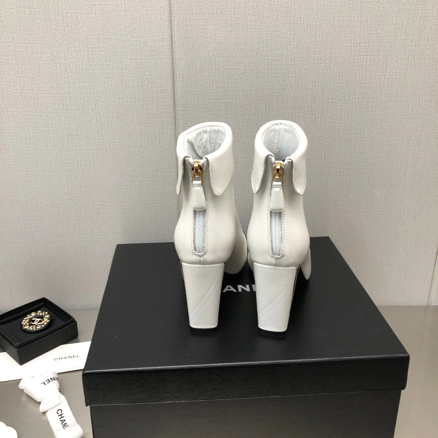 Новинка сезона осень/зима 2022 от Chanel - Ботильоны на высоком каблуке - Белые