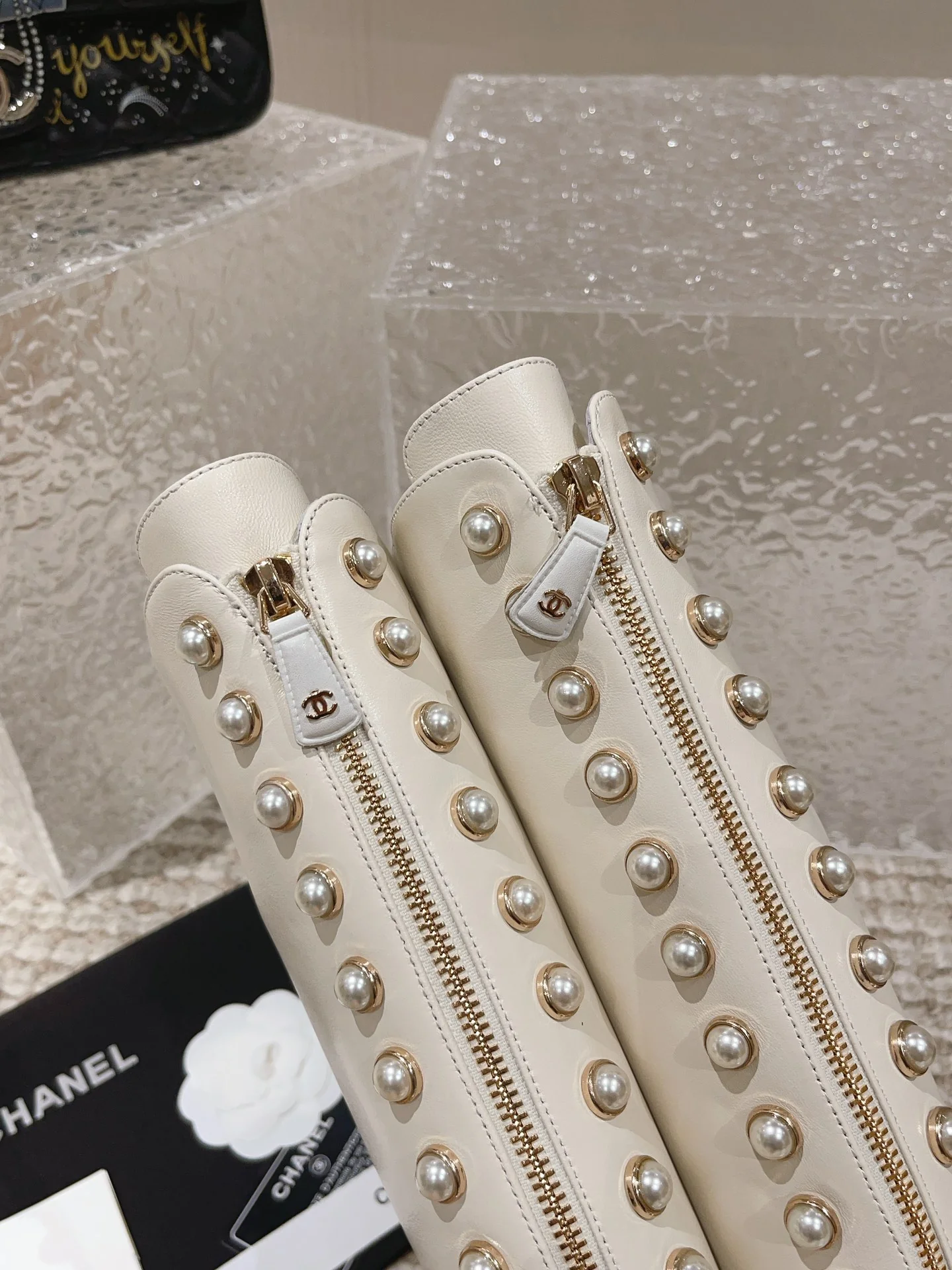 Новинка 2023 года от Chanel - Ботинки на молнии с жемчужной отделкой - Белые