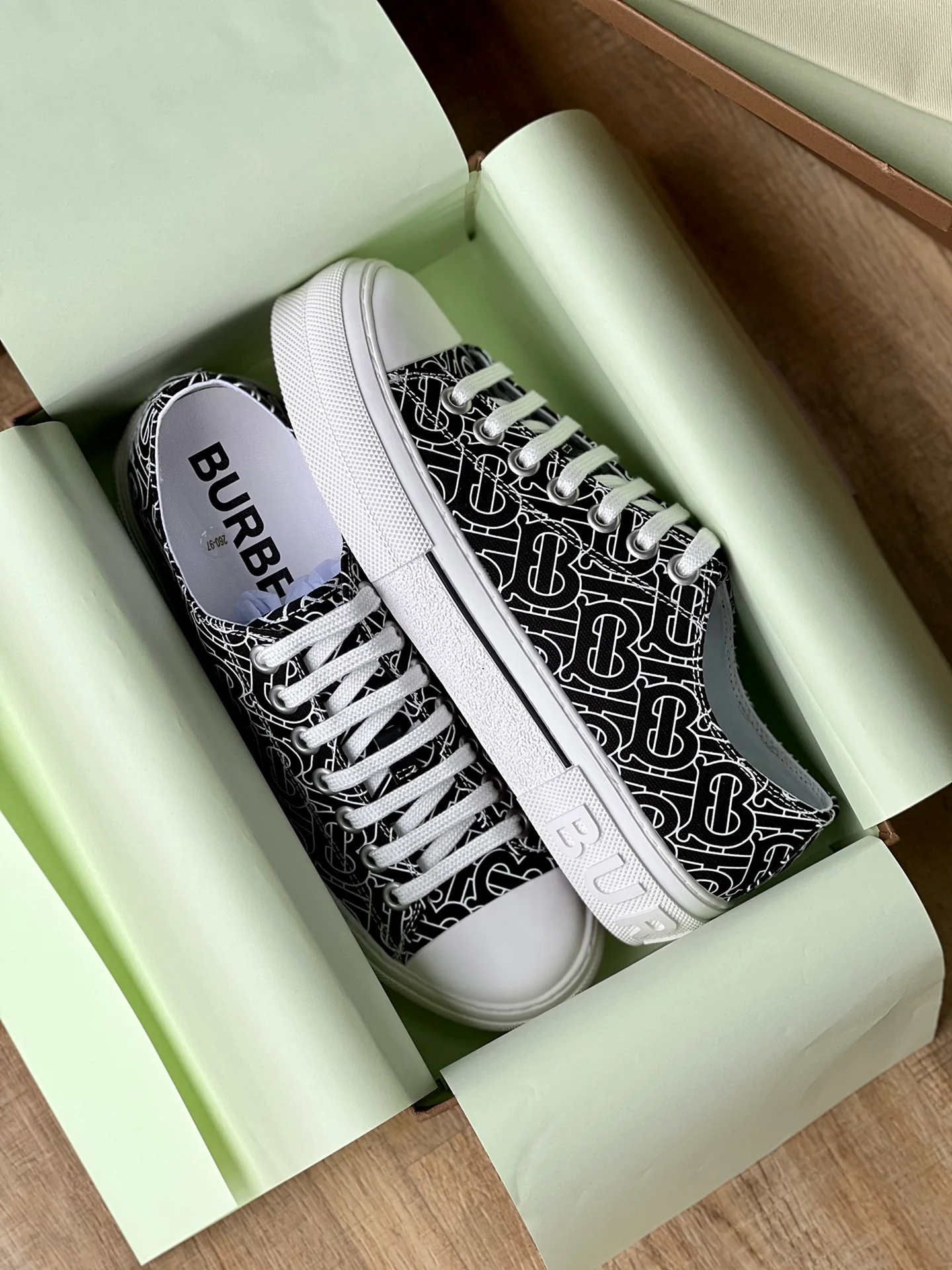 Burberry - Повседневные кроссовки - Парный стиль - Доступны на Taobao