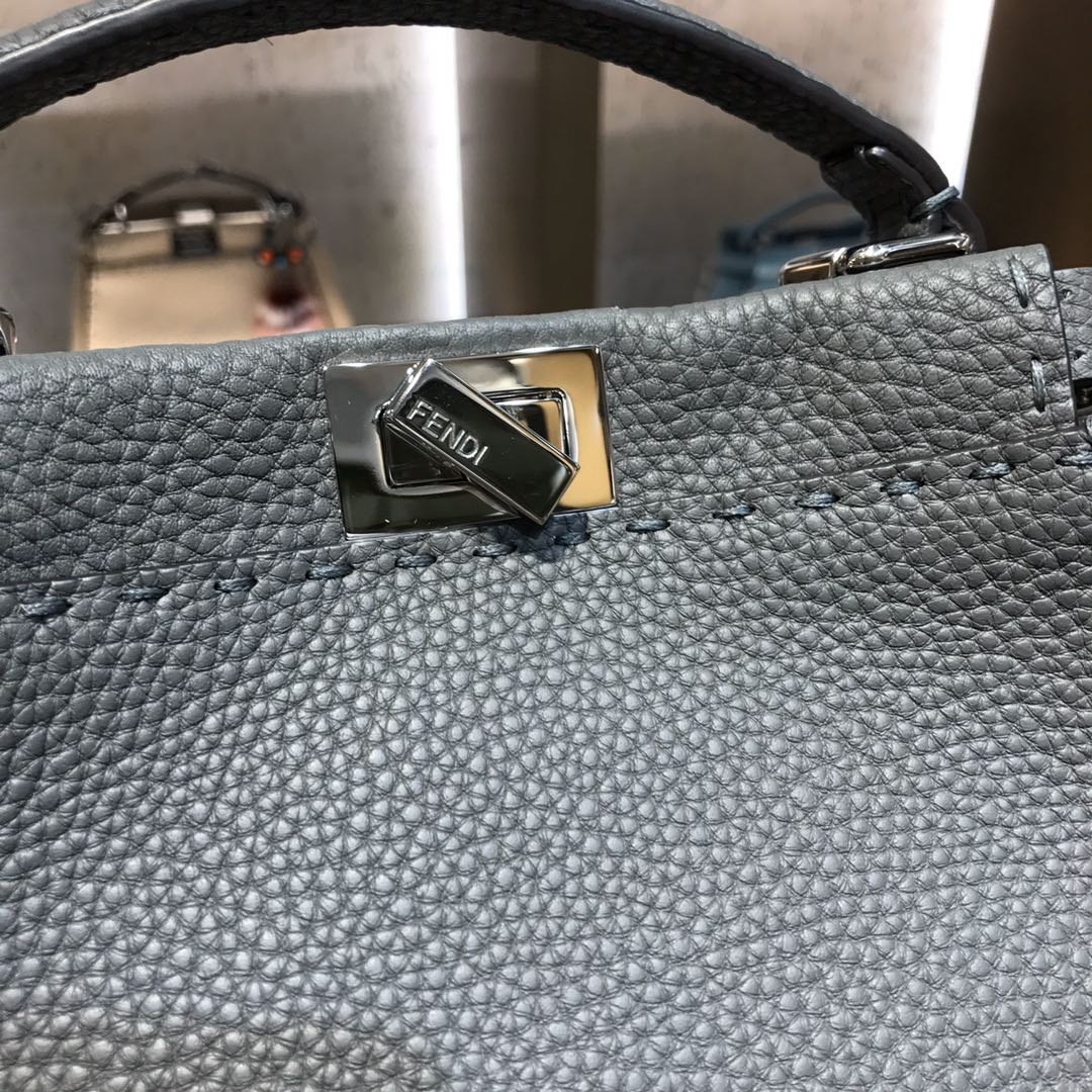 Серая мини-сумка Fendi Peekaboo Selleria
