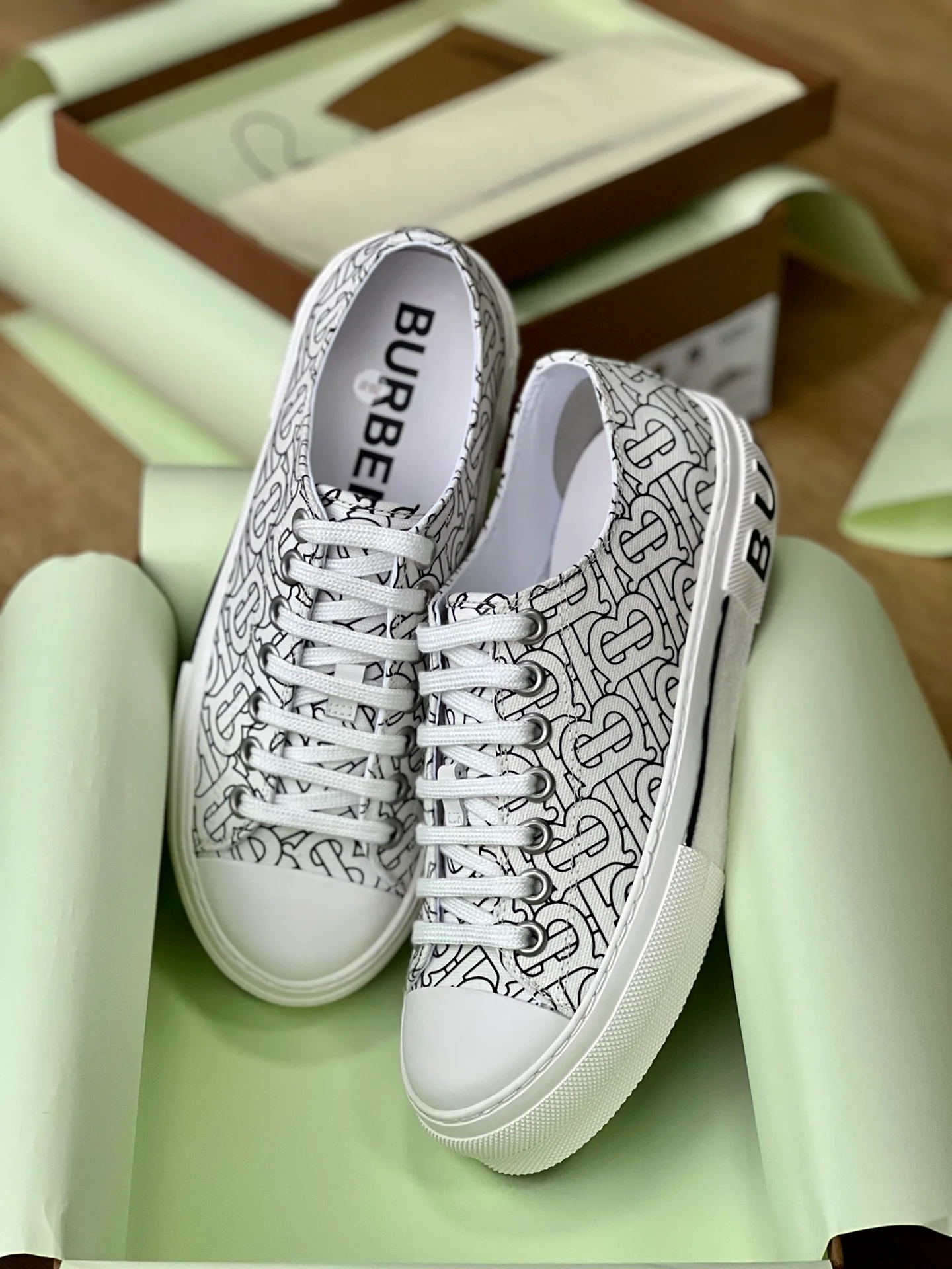 Burberry - Повседневные кроссовки - Парный стиль - Белые (доступны на Taobao)