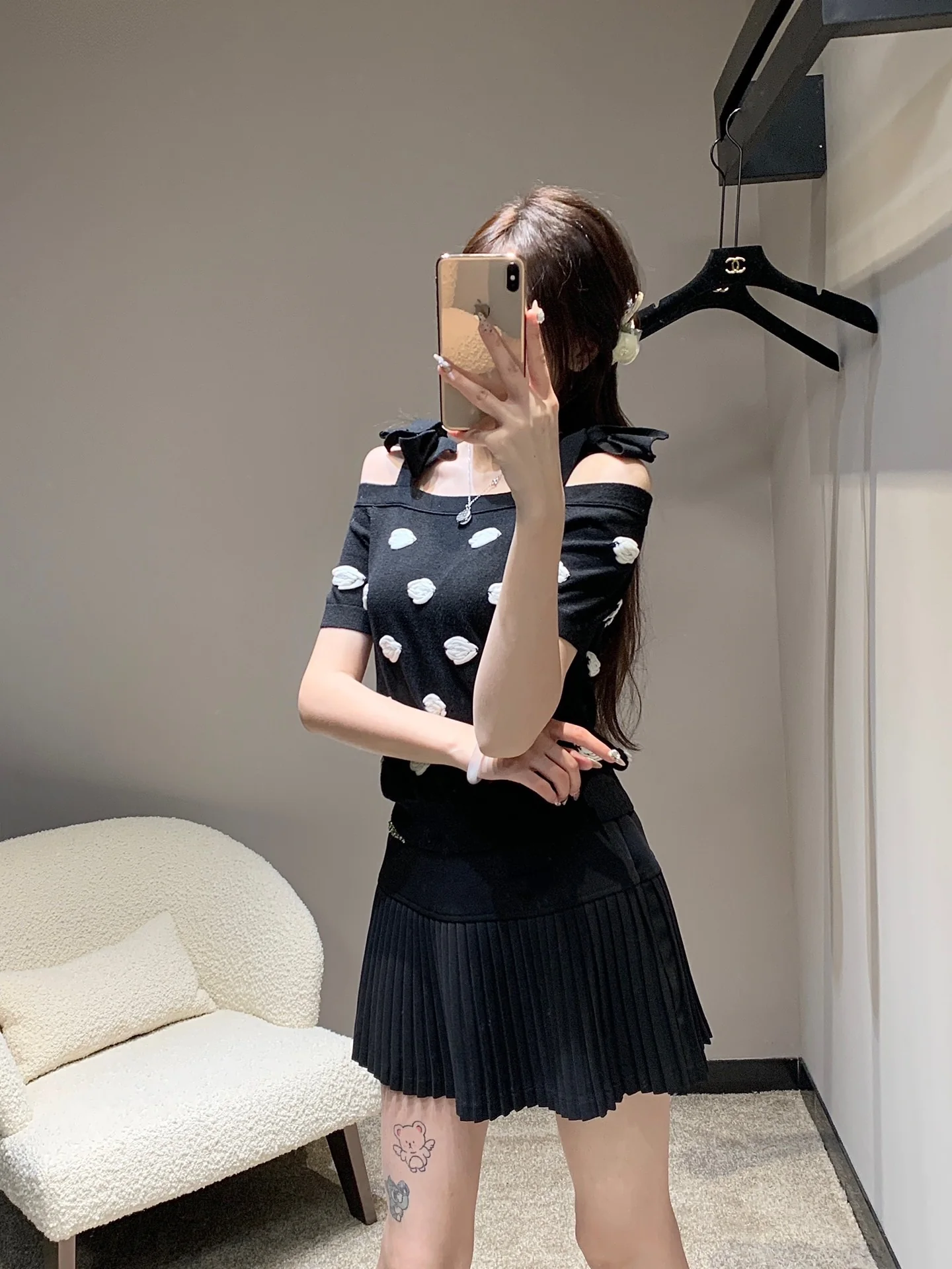 Chanel - 2403 - Вязаный топ с короткими рукавами и бантом, открытыми плечами