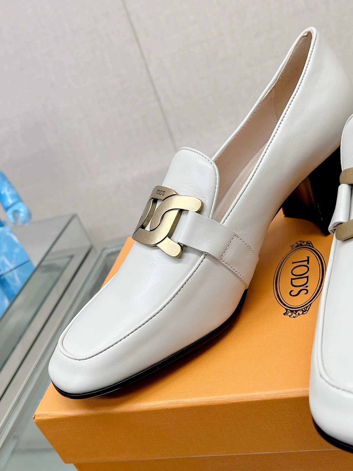Весенняя коллекция Tods 2023 - Туфли на низком каблуке - Белые