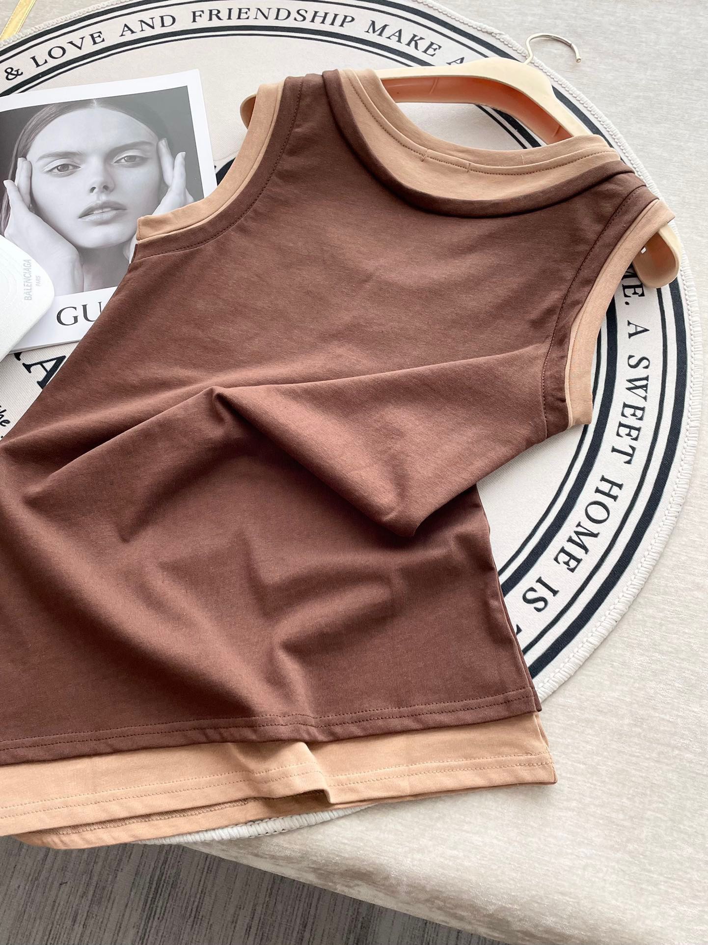 Новинка сезона весна/лето 2024 от Miu Miu: многослойный, культовый универсальный жилет — коричневый.