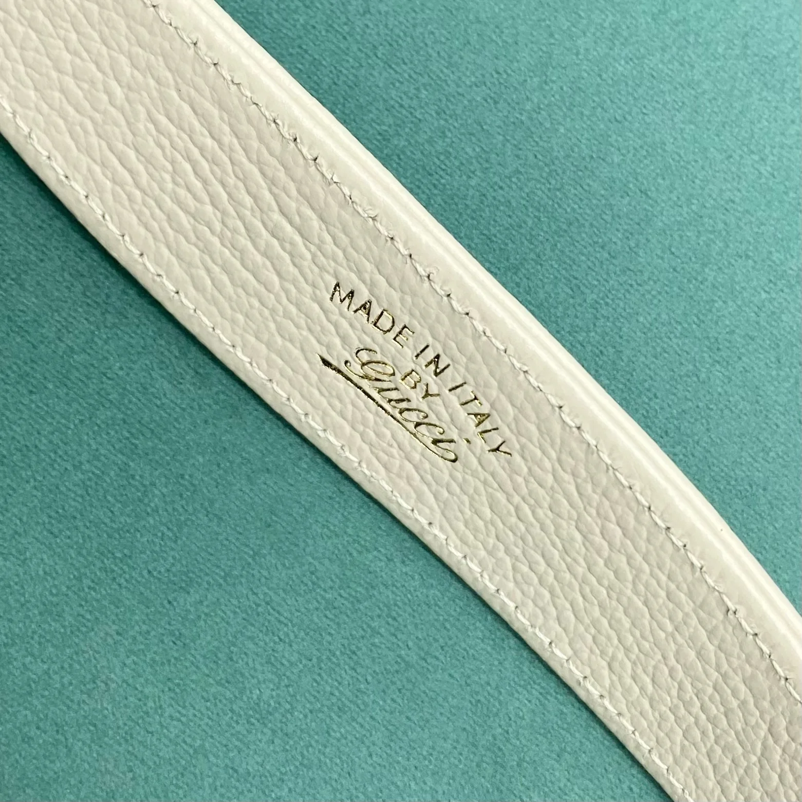 Весенняя коллекция Gucci 2023 — сумка через плечо ?Полумесяц? — белая.