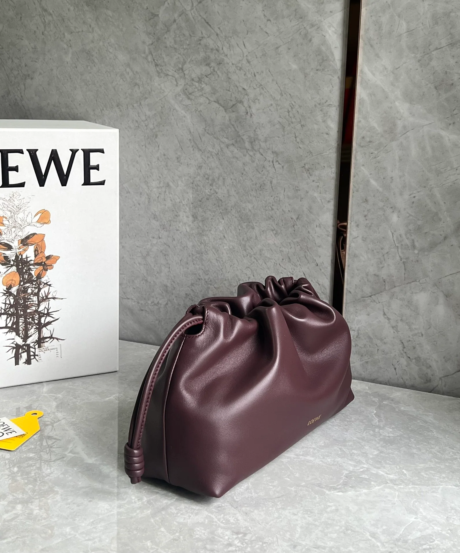 Сумка Loewe Flamenco из овечьей кожи с цепочкой — большая, винно-красного цвета.