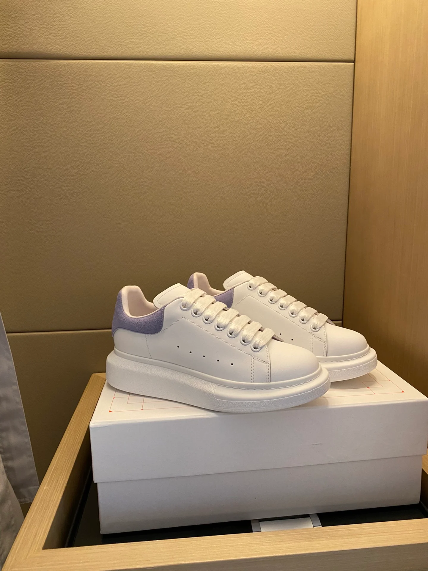 Классические белые кроссовки McQueen - замшевая подошва на каблуке - сине-фиолетовые