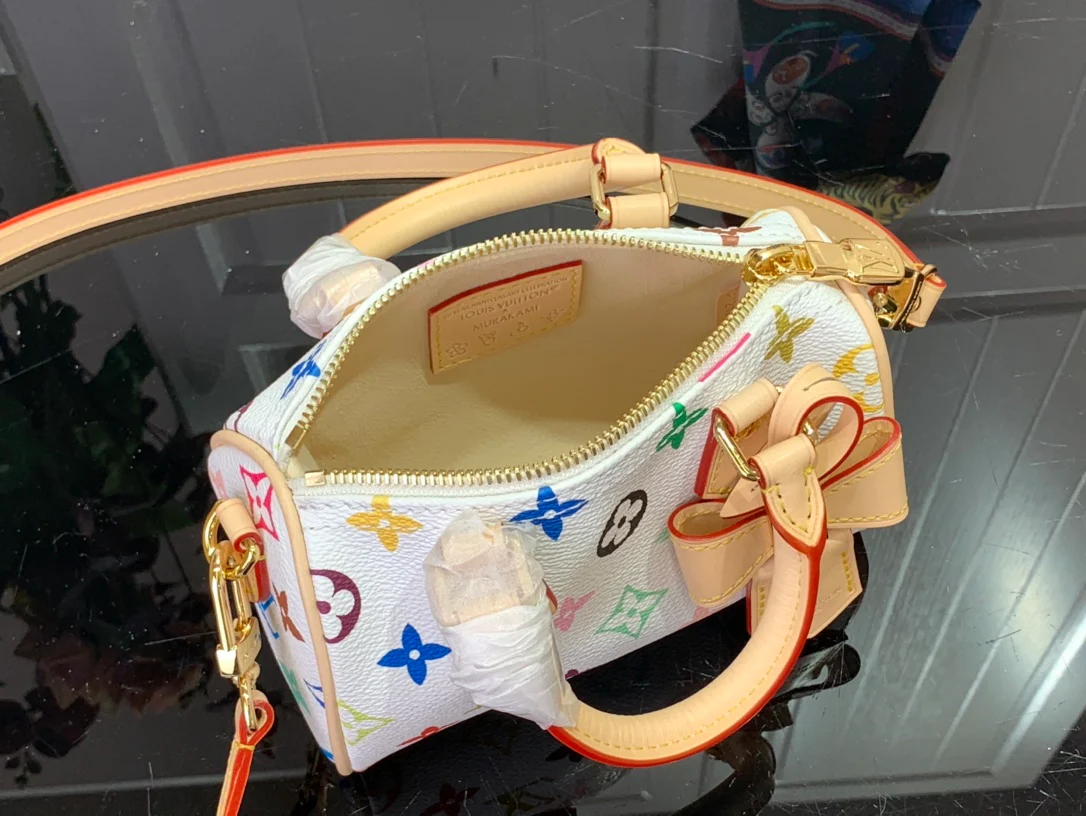Сумка LV Nano Speedy Mini из канваса — белая.