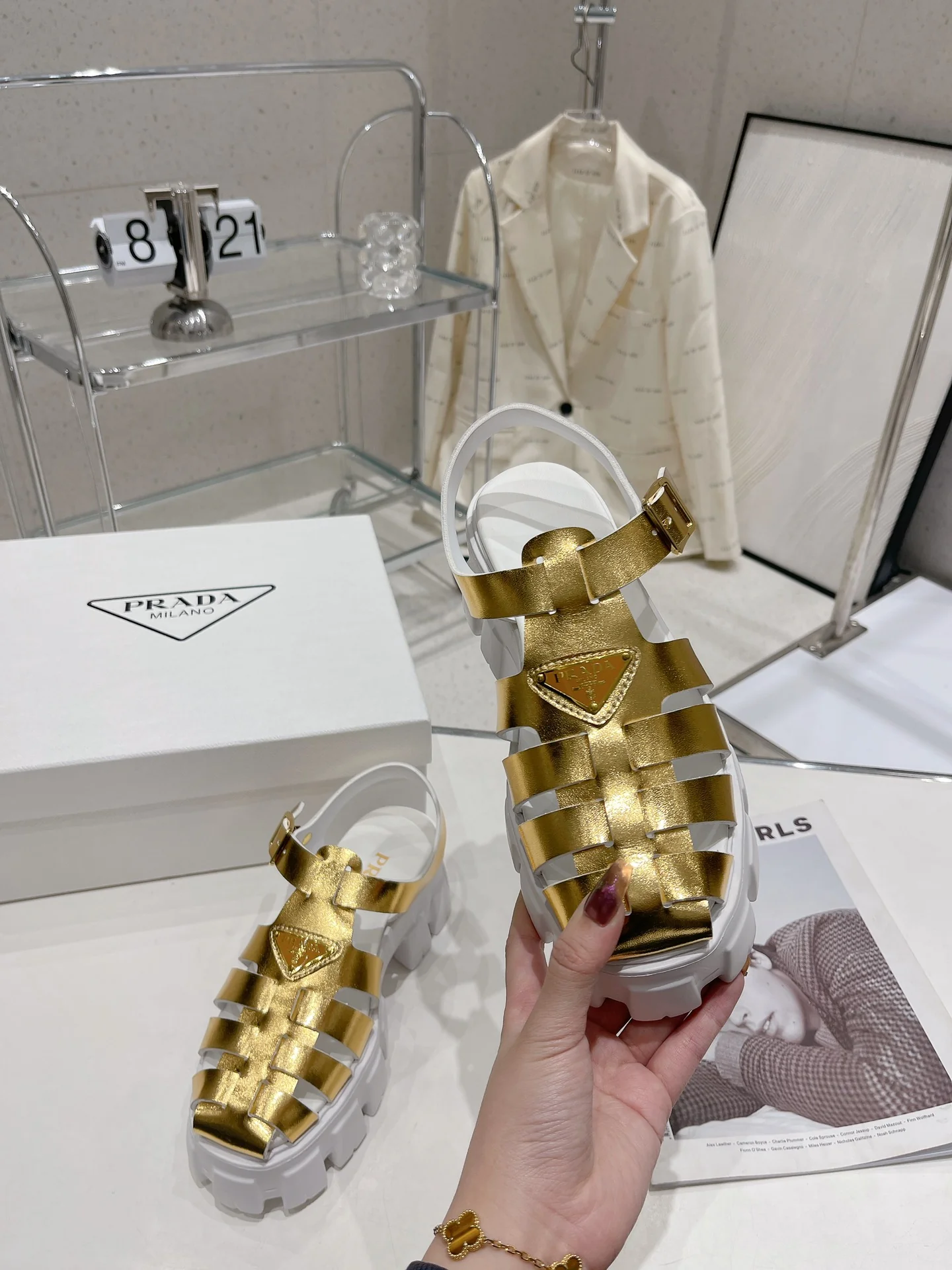 Новинка сезона весна/лето 2022 от Prada - Сандалии на платформе - Серебристые