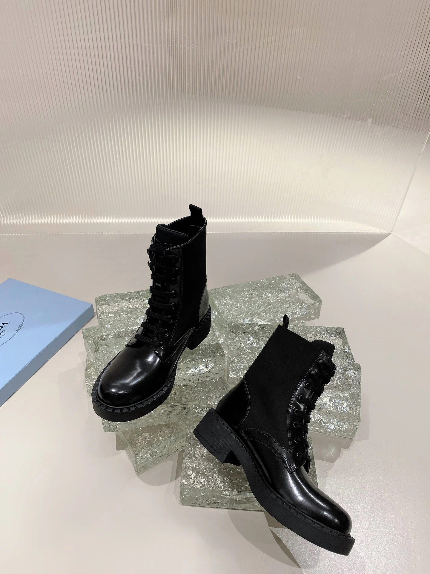 Prada - Уровень покупки через посредника - Ботинки с серебряной пряжкой - 1