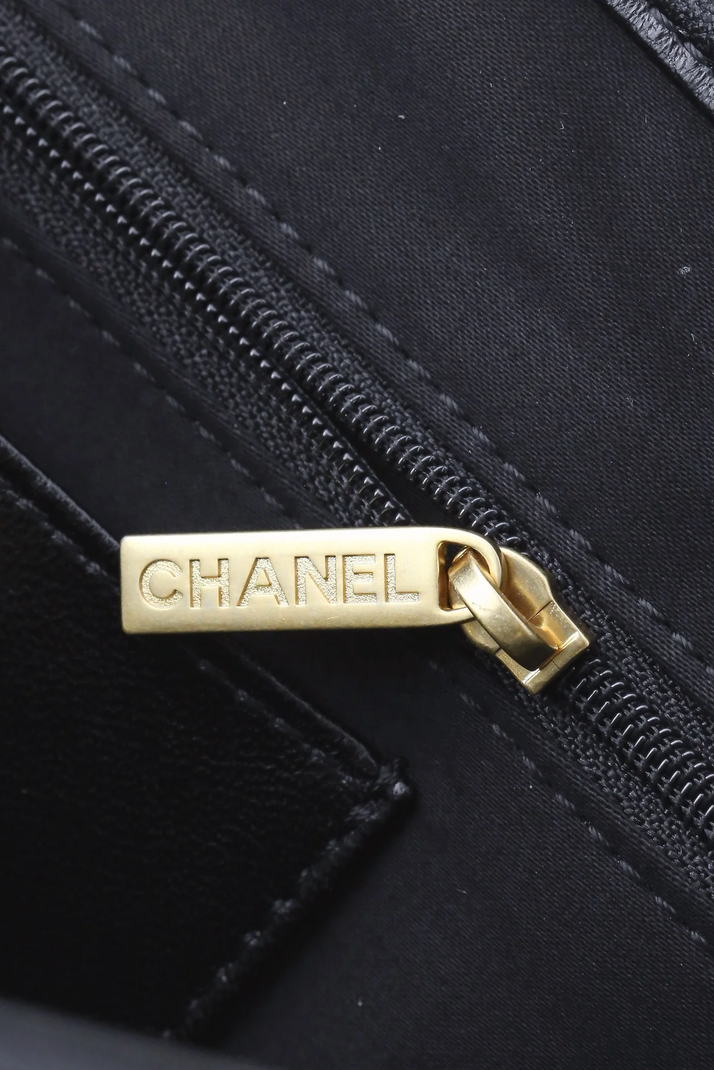 Сумка Chanel в стиле хиппи с золотой монетой 25 пенсов — черно-золотая.