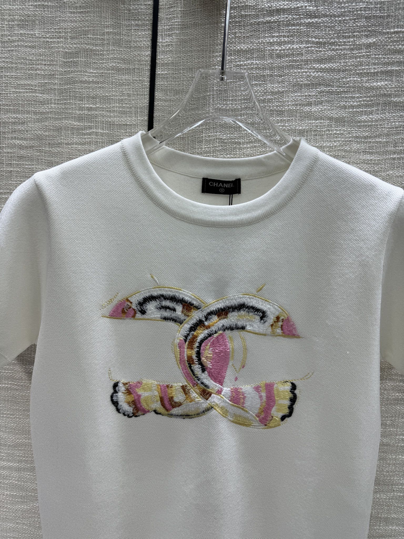 Футболка Chanel 2403 с вышитыми трикотажными рукавами, короткая, белая.