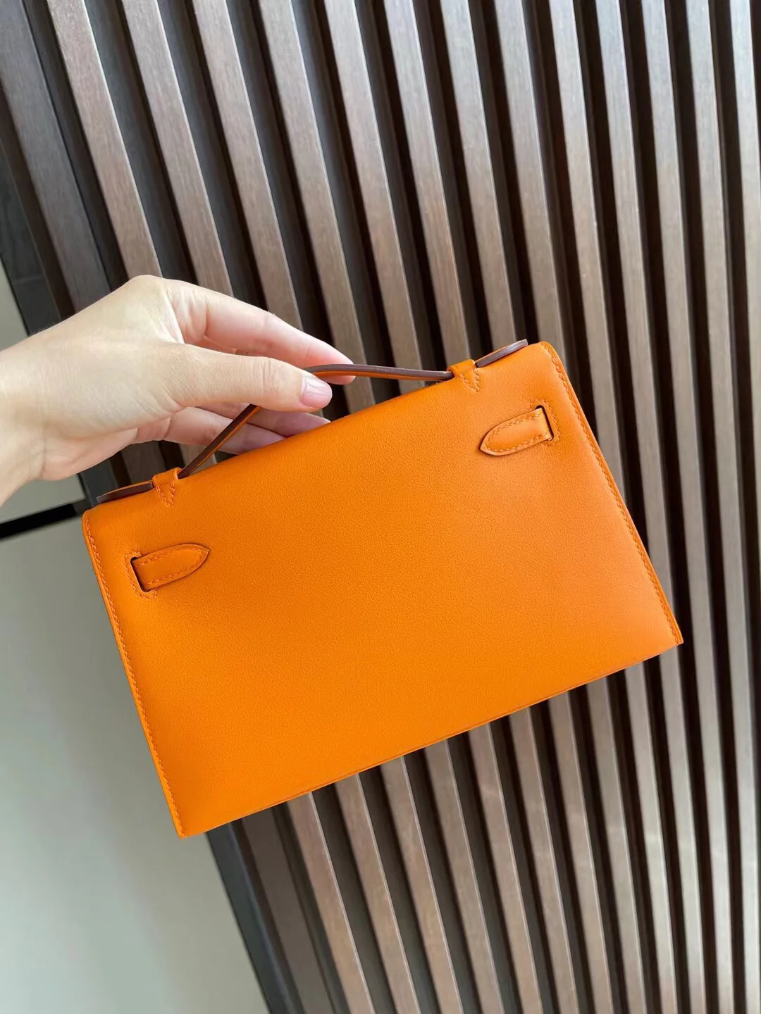 Мини-сумка Hermes Kelly 1-го поколения, 22 см, оранжевая, с серебряной пряжкой.