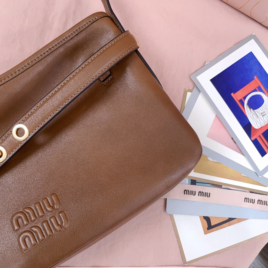 Кожаная сумка Miu Miu Aventure Lock-on