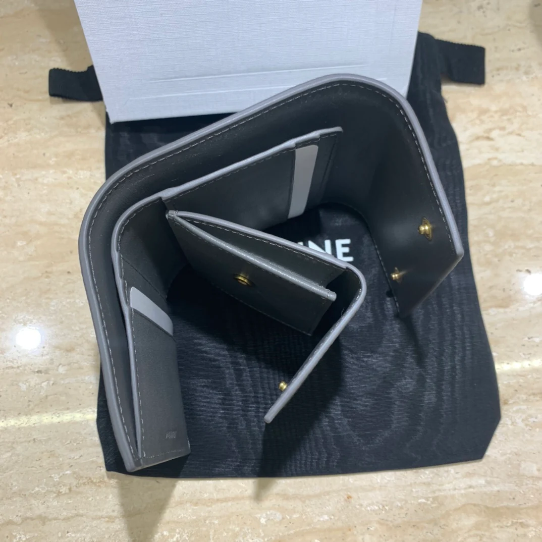 Короткий трехсекционный кошелек Celine - серый с принтом пальмовых листьев