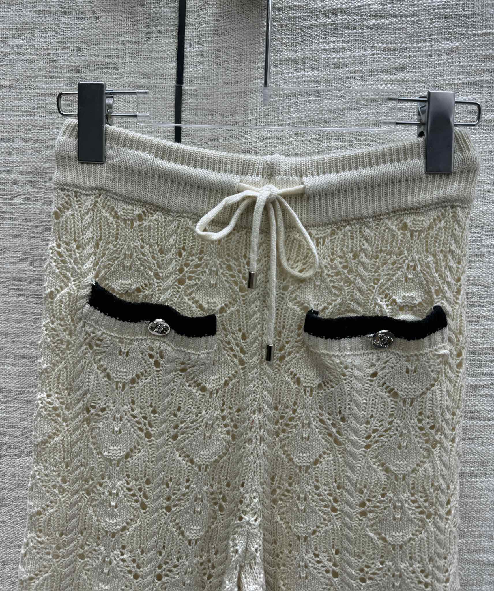 Chanel 2403 - Трикотажные шорты с ажурным узором