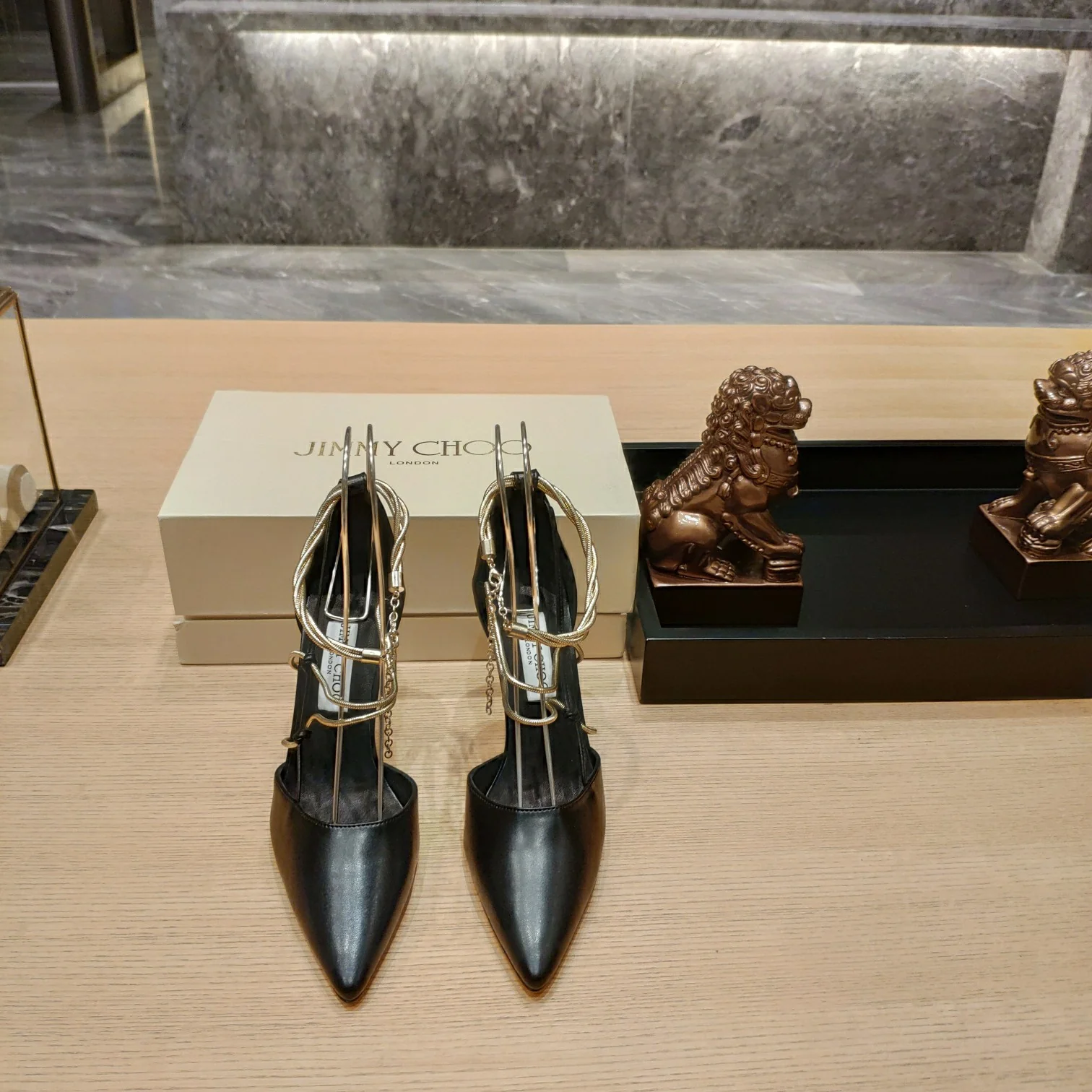 Босоножки на шпильке Jimmy с металлической цепочкой - черные