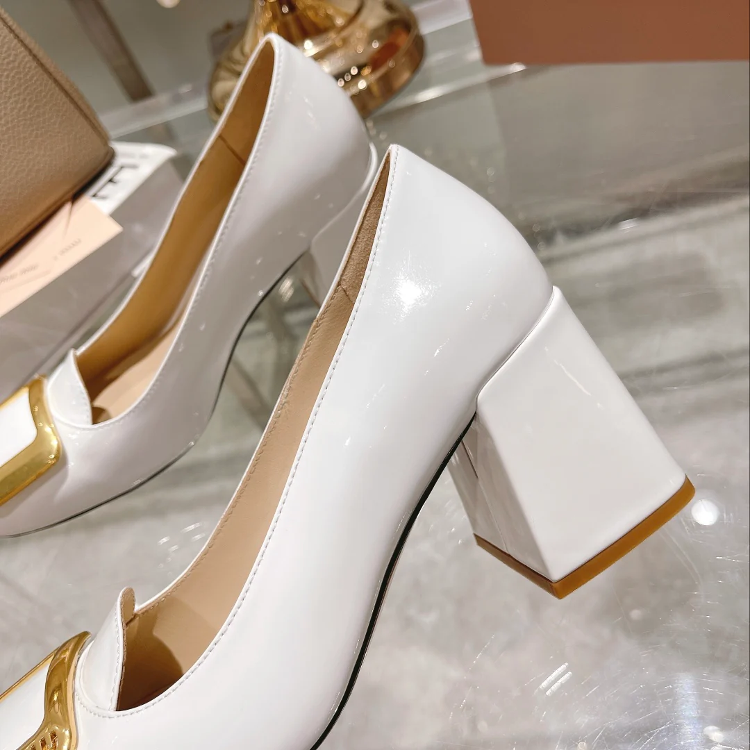 Новинка сезона осень/зима 2022 от Miu Miu - Туфли с квадратным носком и массивным каблуком - Белые