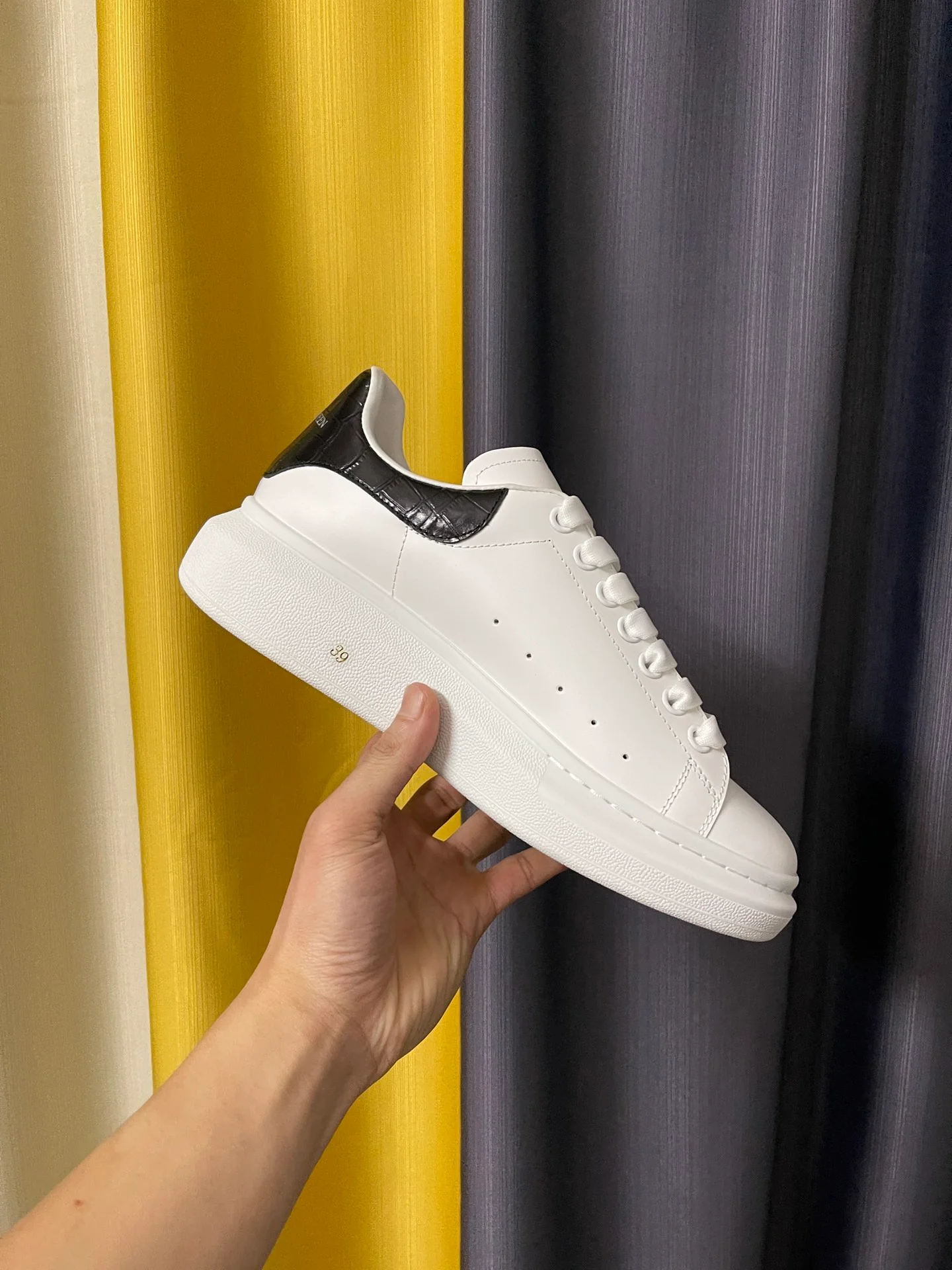 Классические белые кроссовки McQueen - унисекс - с черным вощеным крокодиловым хвостом