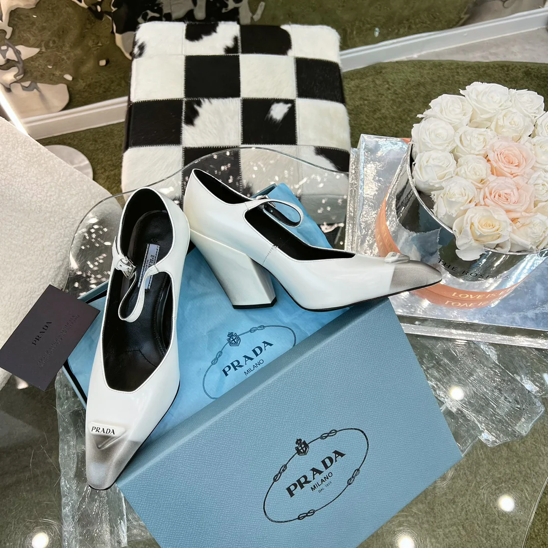 Новинки Prada весна/лето 2023 - Коллекция Мэри Джейн - Туфли на массивном высоком каблуке - Белые