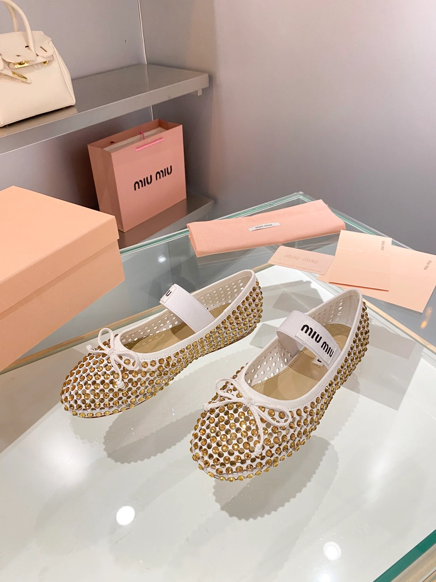 Miu Miu - балетки с ажурной отделкой, украшенные стразами.