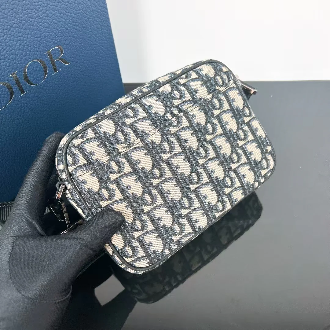 Миниатюрная сумка-фотоаппарат Dior Safari с монограммой и жаккардовым узором, бежевого цвета.