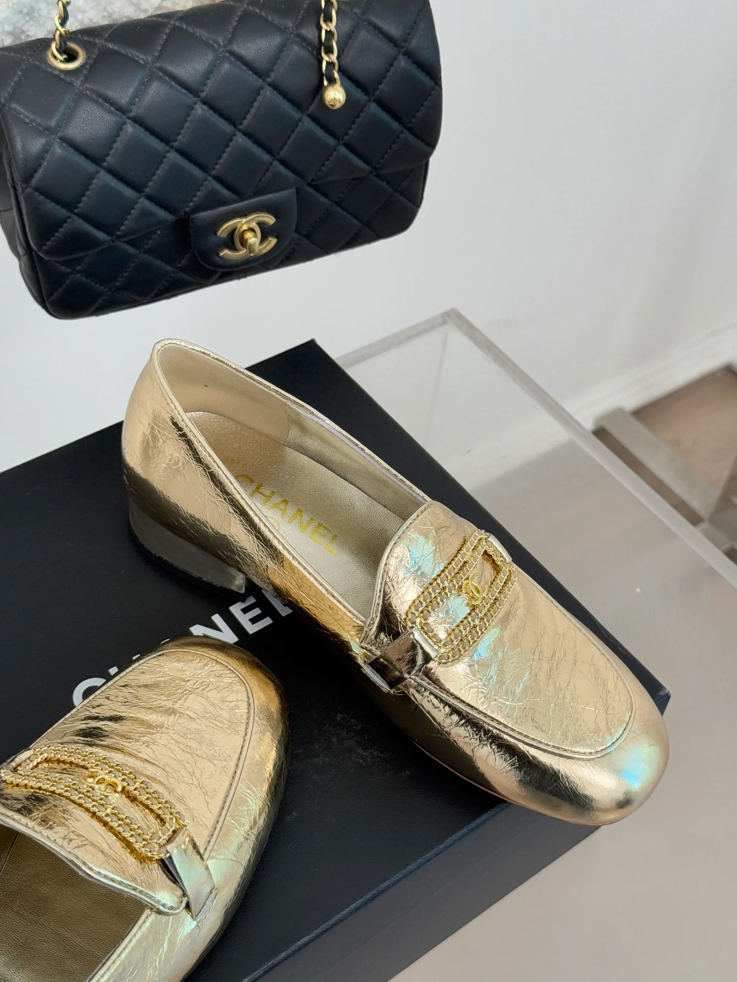 Лоферы Chanel 2024 с двойной цепочкой и пряжкой - золотистые