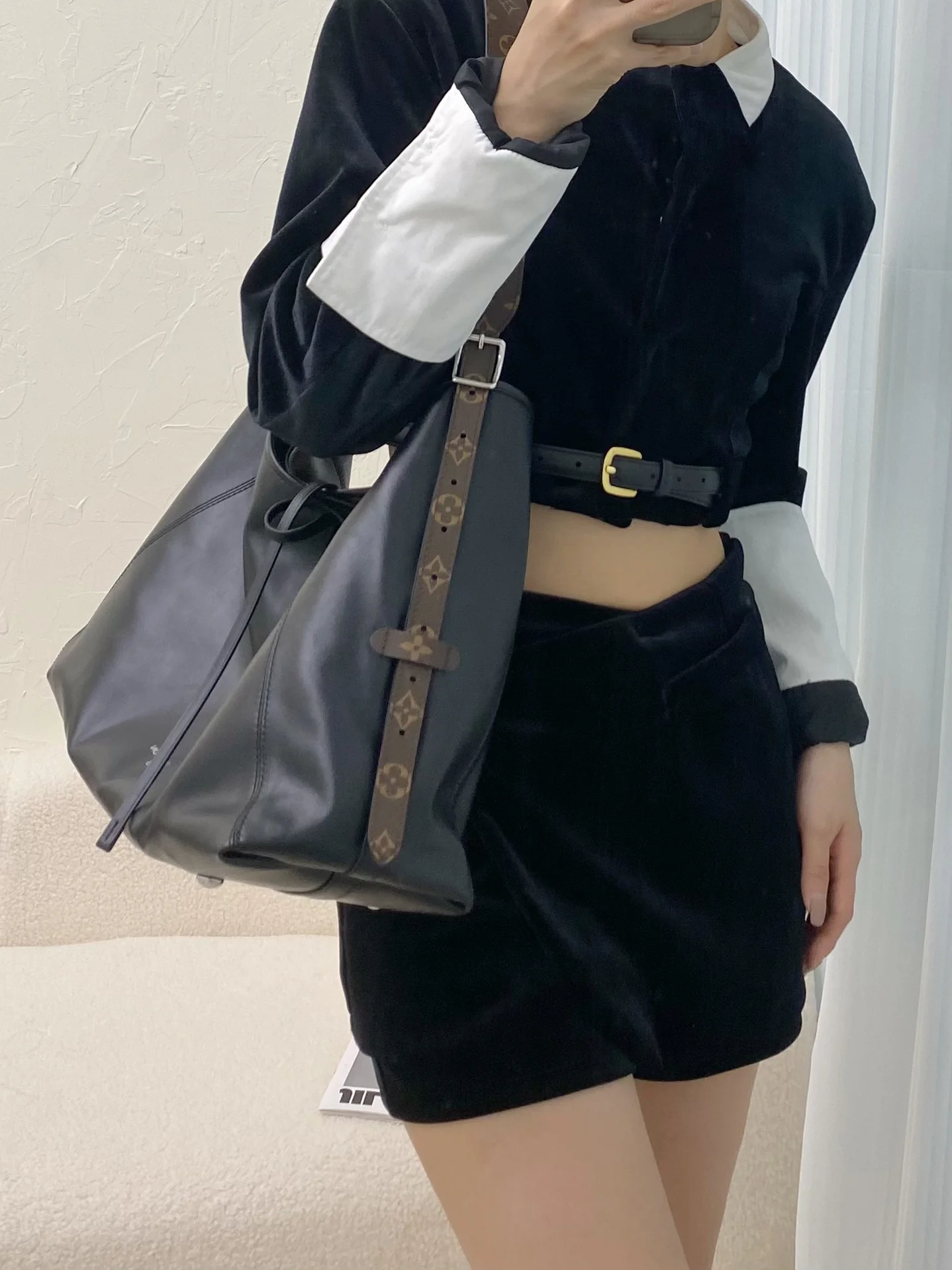 LV-m25143-carryall-vibe-mm handbag-black