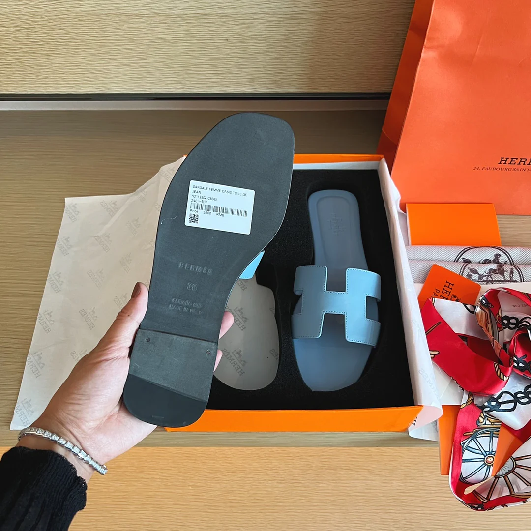 Сандалии Hermes на плоской подошве - верх из однотонной кожи - подошва, полностью закрывающая стопу