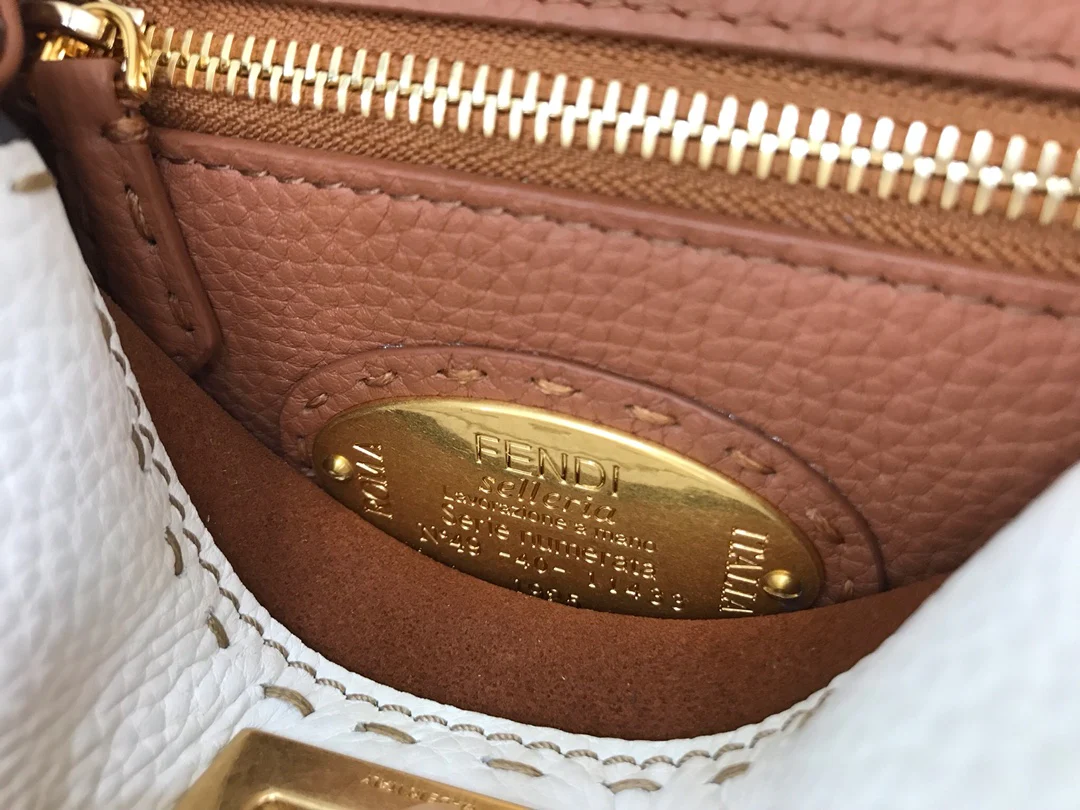 Миниатюрная белая кожаная сумка Fendi Peekaboo - 1 шт.