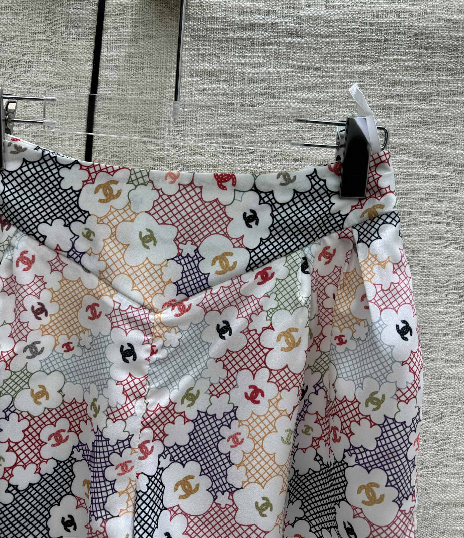 Chanel 2403 - Красочные шорты с двойной буквой С и камелией