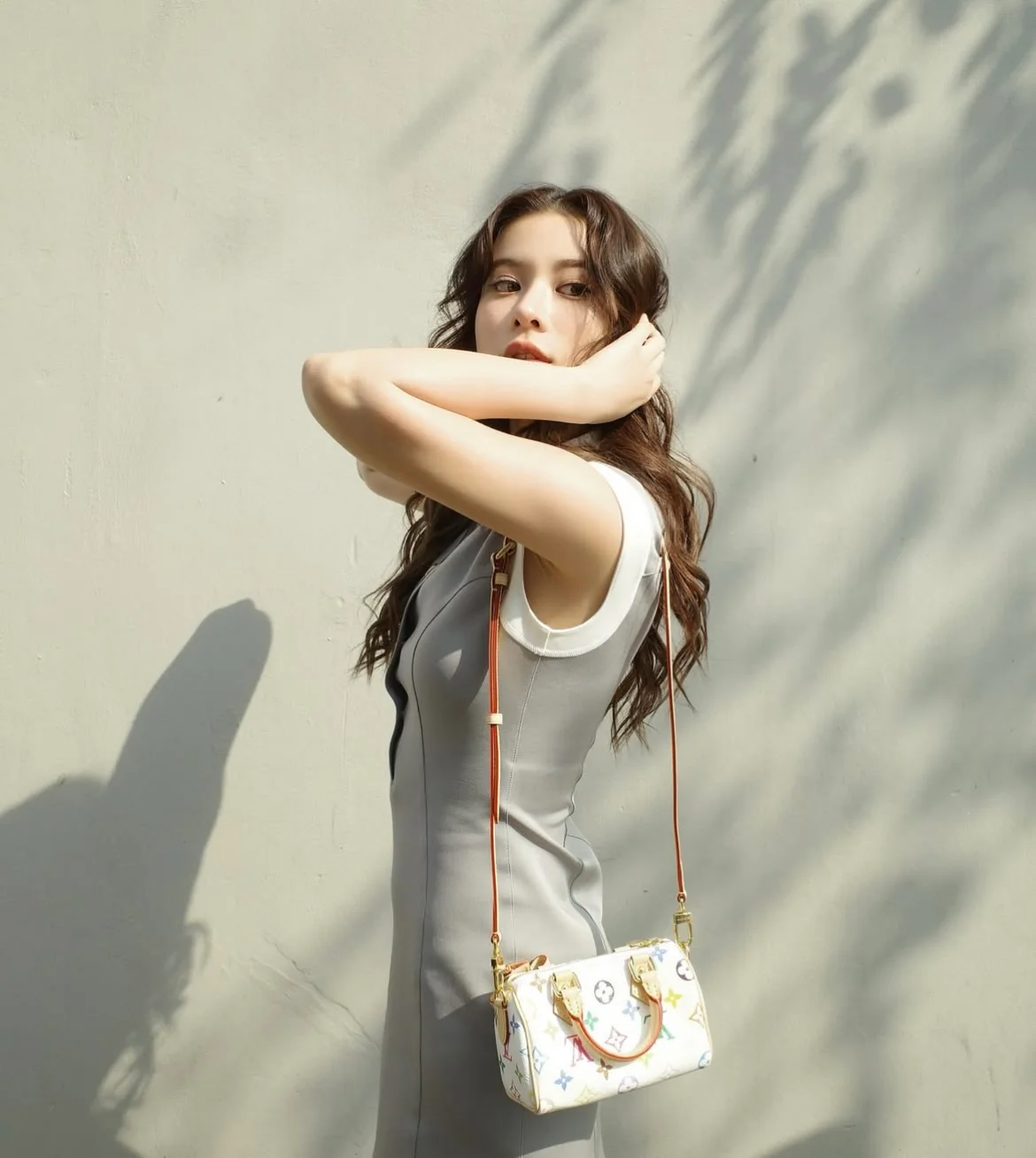 Сумка LV Nano Speedy Mini из канваса — белая.