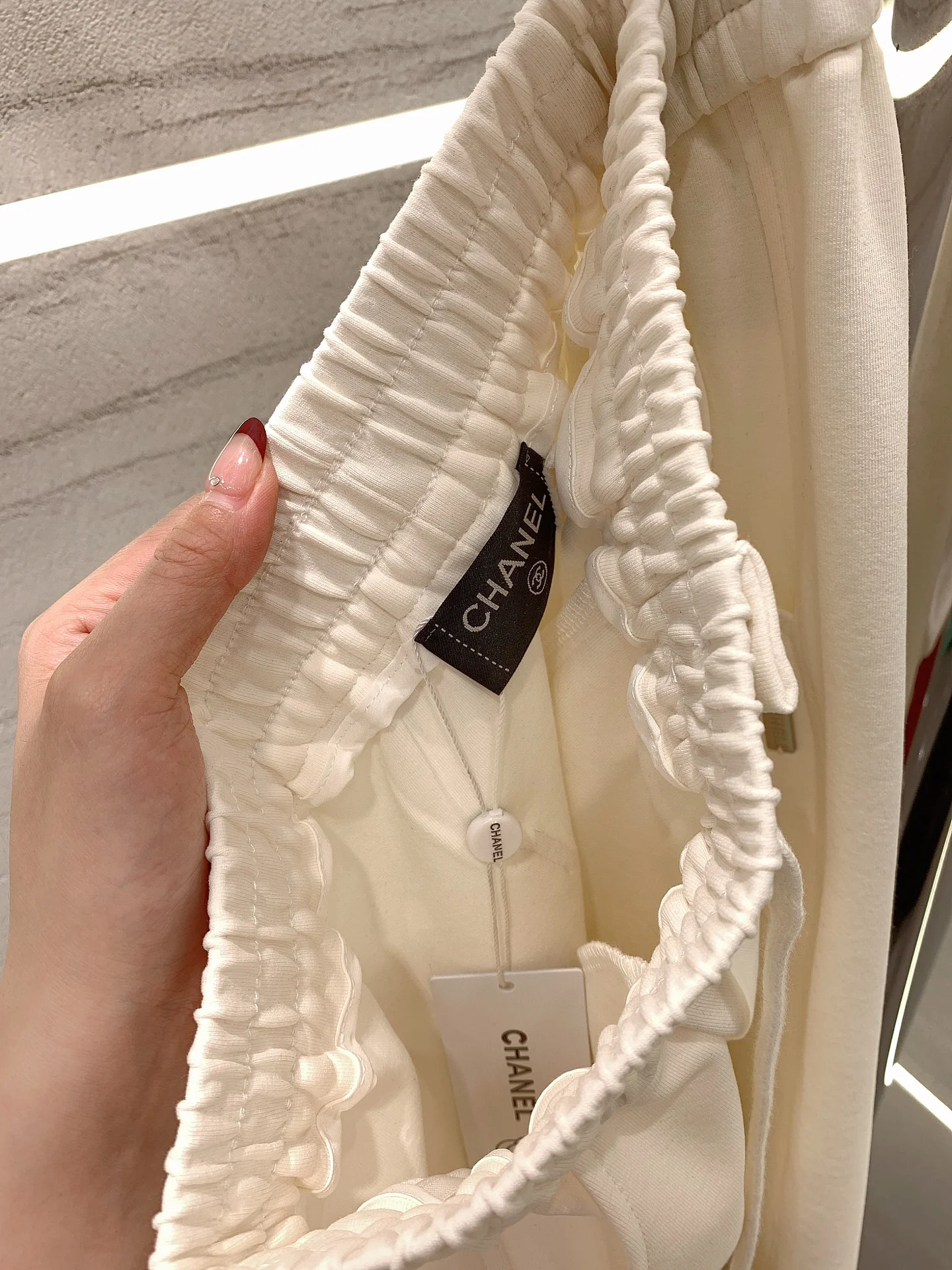 Новые спортивные брюки Chanel 2403 с двойной пуговицей и этикеткой.