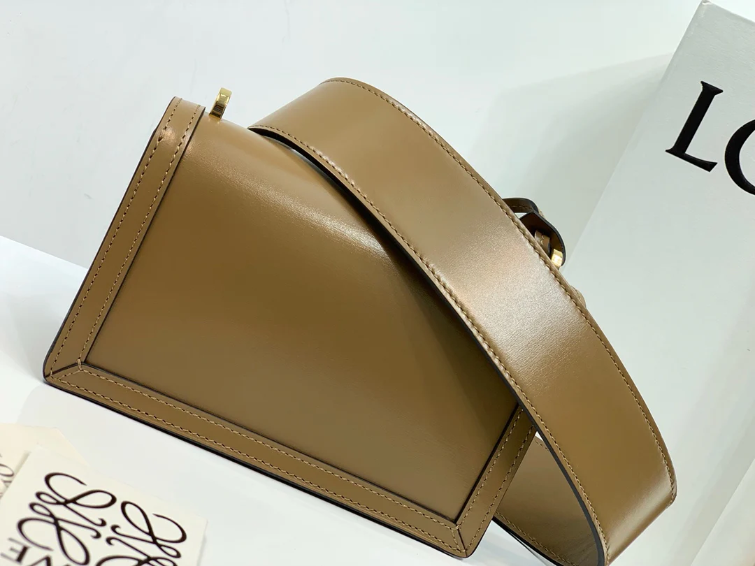 Треугольная сумка Loewe - Телячья кожа - Маленькая - 4