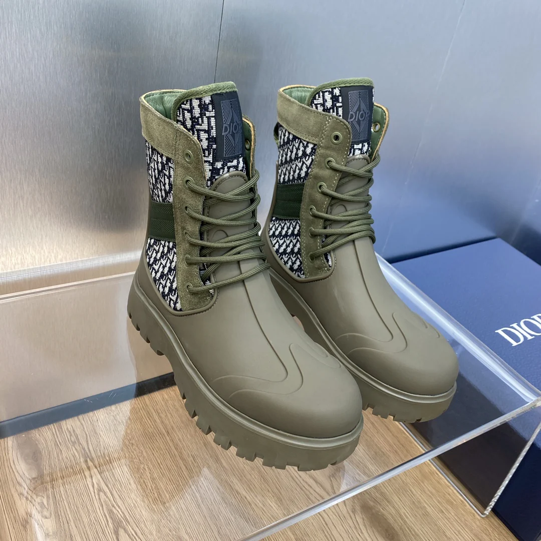 Новинка сезона осень/зима 2023 от Dior - Коллекция Garden - Ботинки Martin с круглым носком и шнуровкой - Унисекс - Зеленый