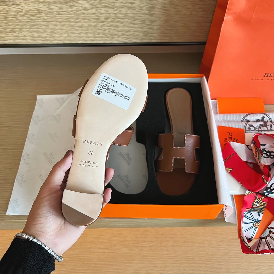 Сандалии Hermes на плоской подошве - однотонная кожа - 1 шт.