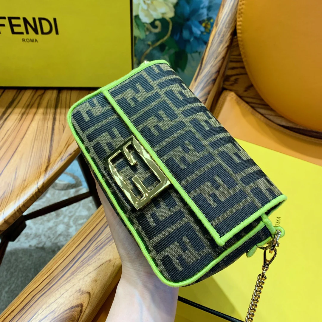 Сумка Fendi Baguette - маленькая желтая сумка с монограммой.