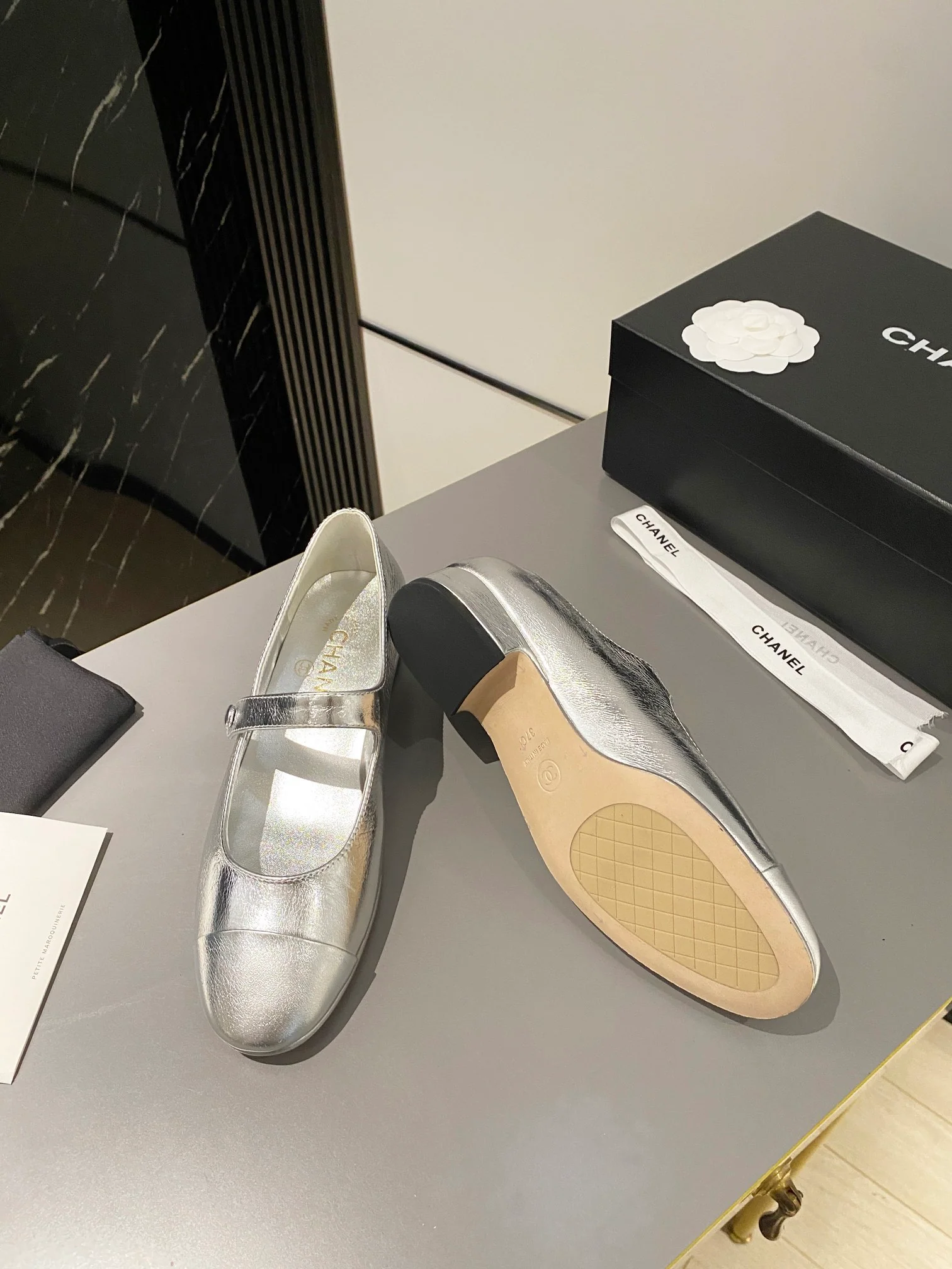 Новинка сезона осень/зима 2023 от Chanel - туфли Мэри Джейн - серебристые.