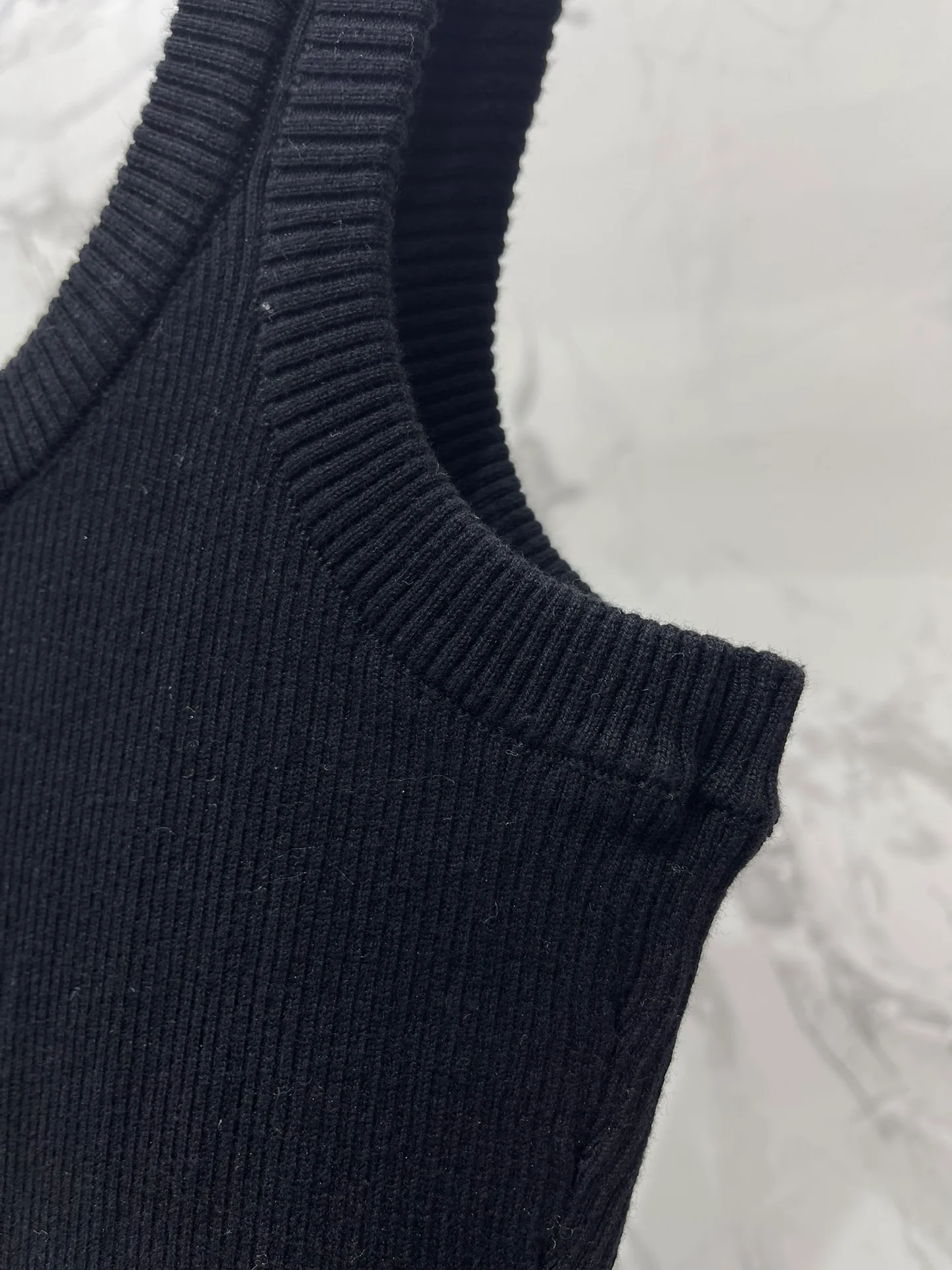 Miu Miu - Летняя новинка 2404-24: Элегантное вязаное платье-жилет с U-образным вырезом - Черное