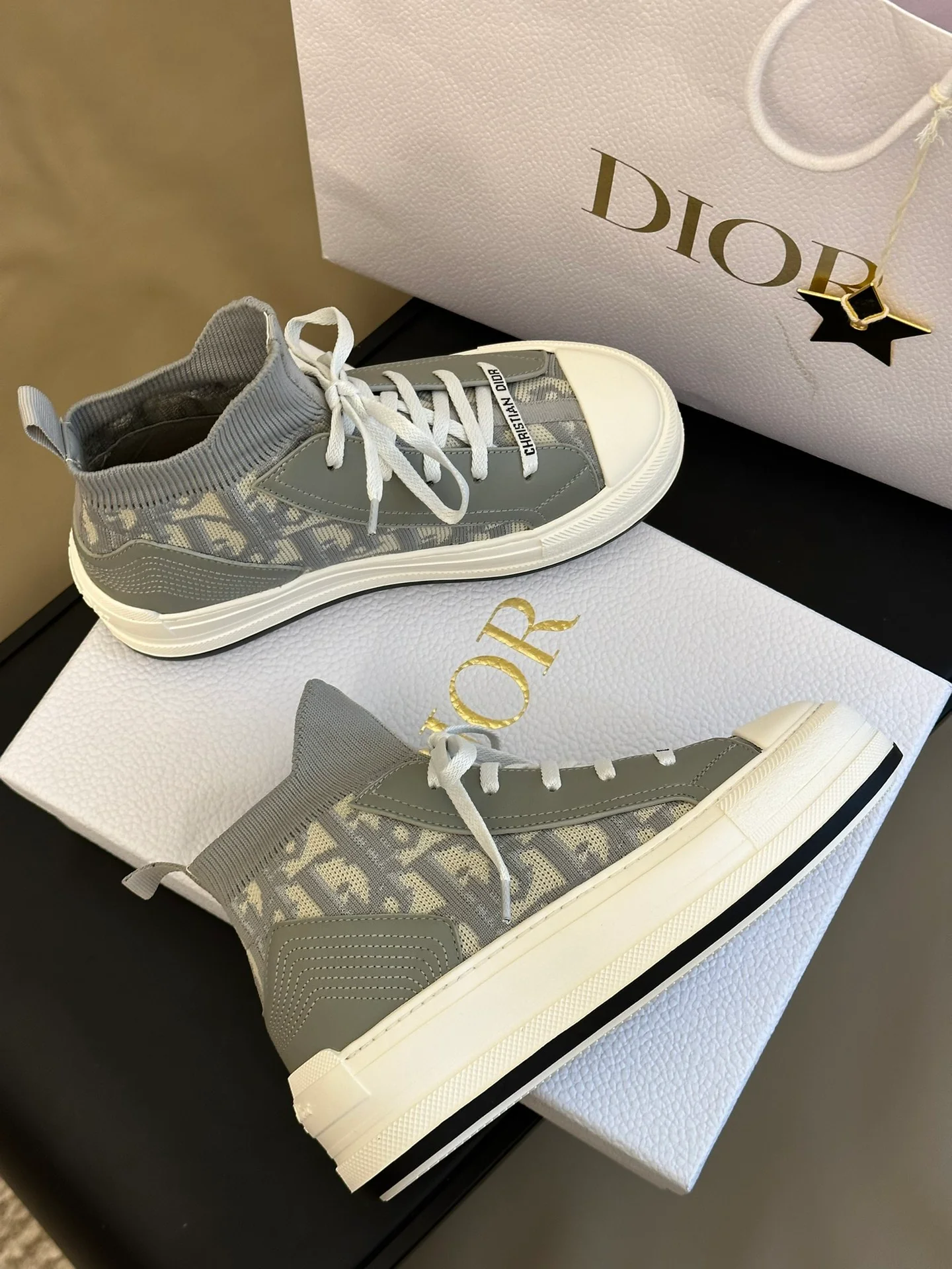 Новинка сезона осень/зима 2023 от Dior - Классические кроссовки Flyknit - Серые